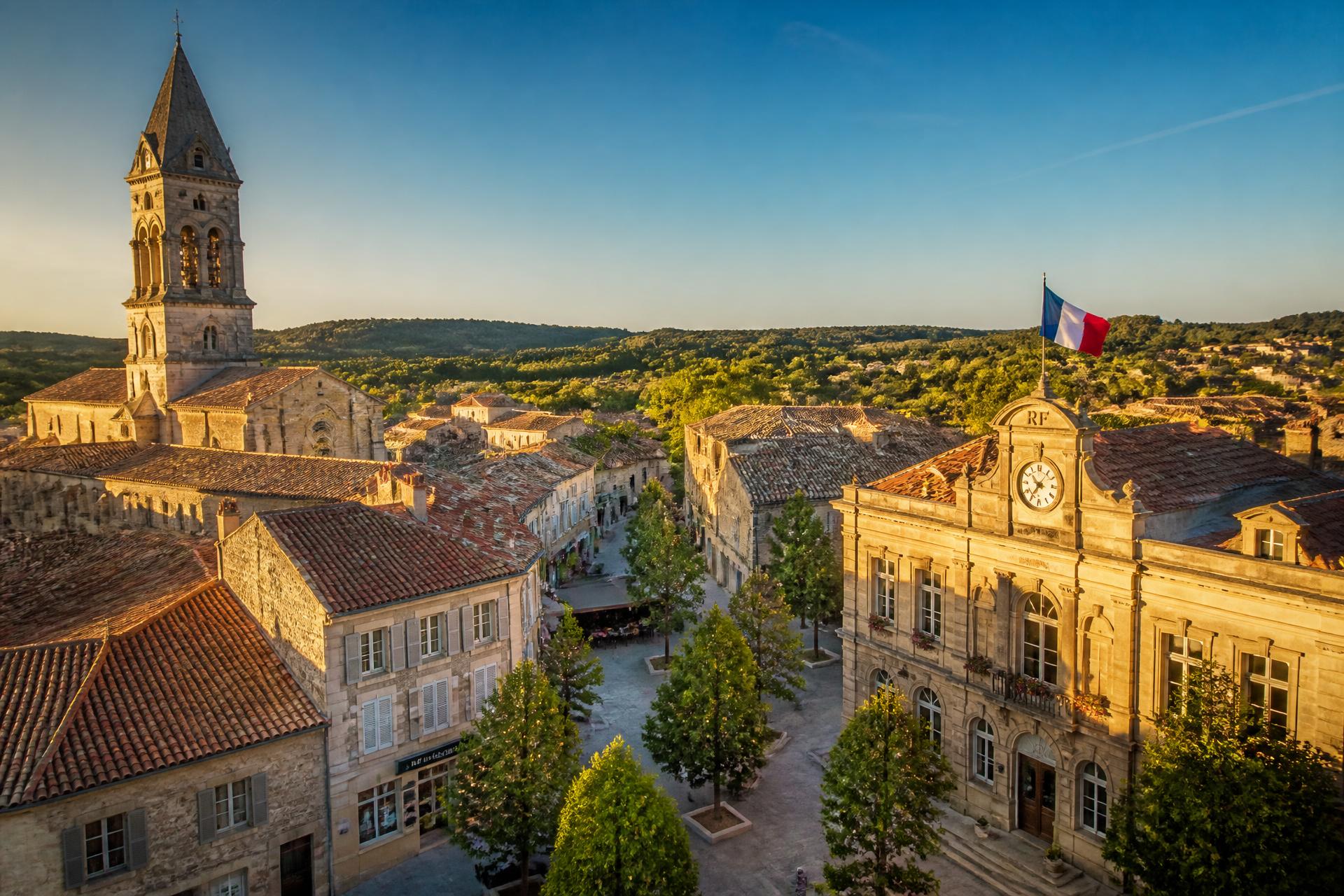 Vue aérienne d’un village français avec son clocher et son hôtel de ville